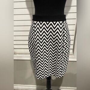 H&M Black White Zig Zag Fitted Body Mini Skirt Gold Color Zipper‎